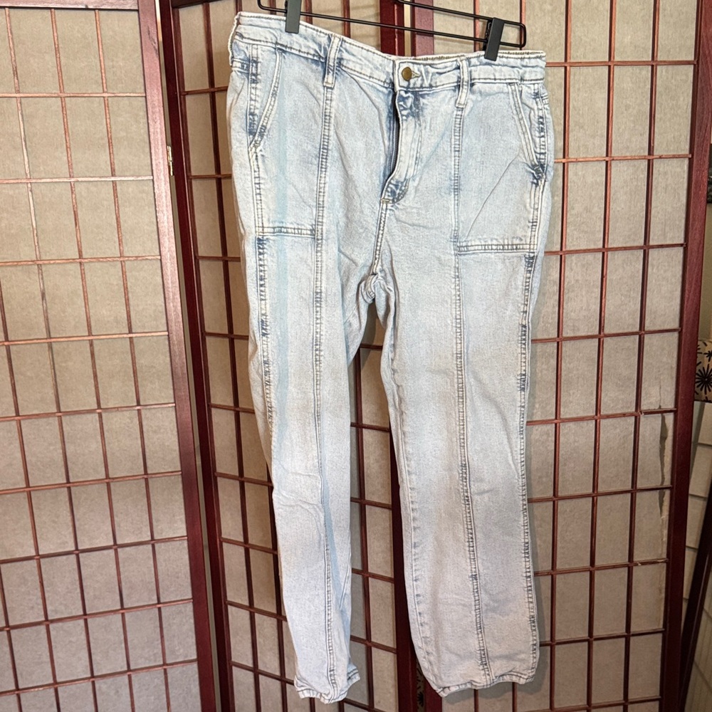 Universal Thread Light Wash Relaxed Jeans